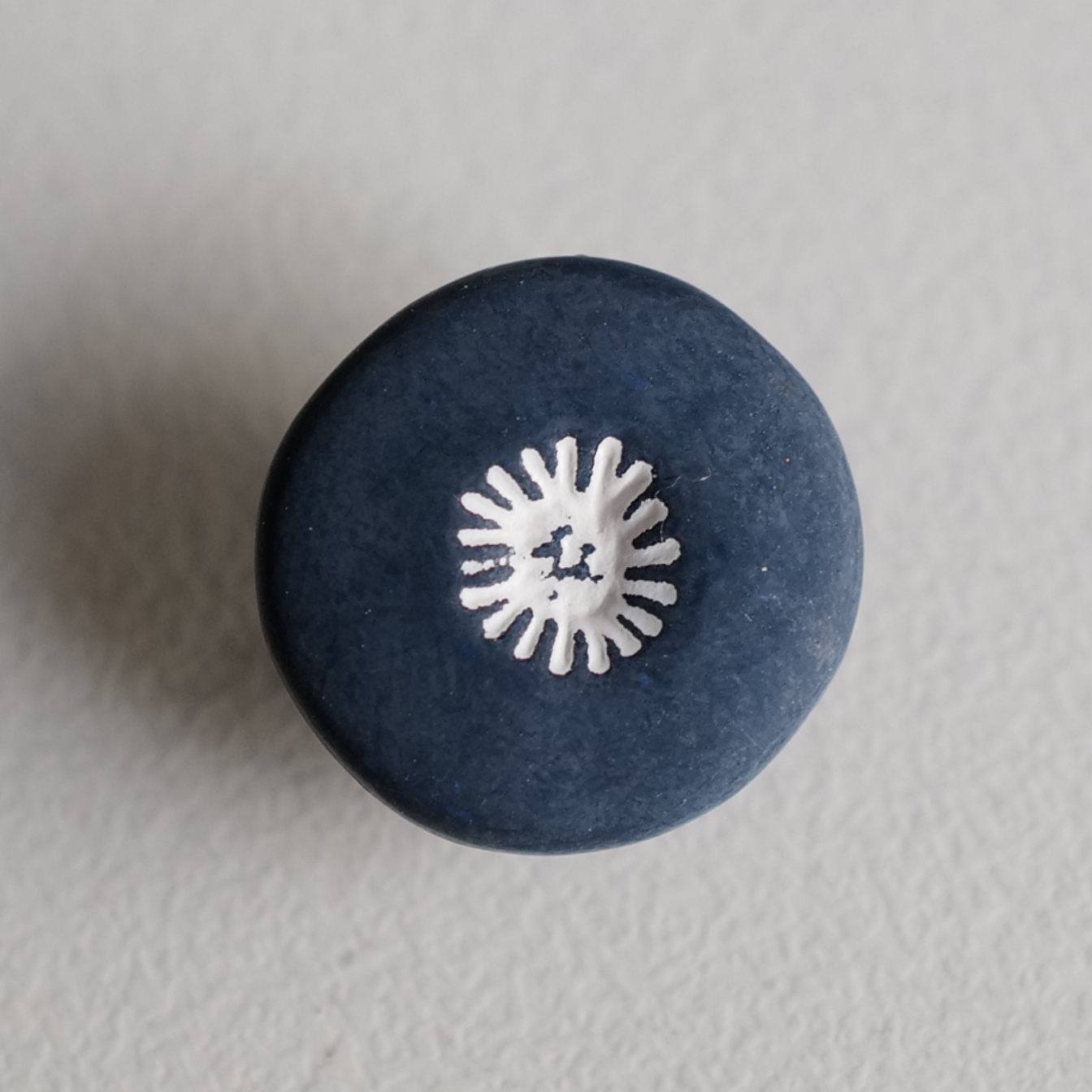 哑光海军蓝色中心黑色花蕊图纽扣