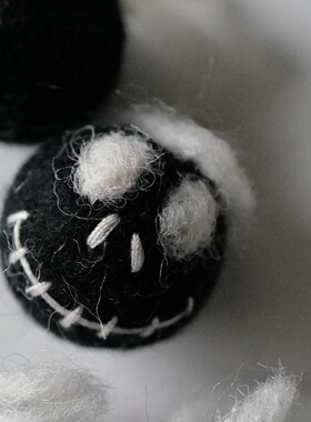 25mm一个价格德国JIM萌萌黑色吸血鬼头羊毛毡装饰球