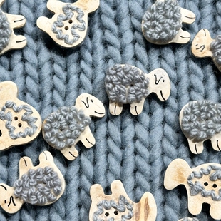 大约30mmx23mm一颗价德国JIM手工椰壳材质灰羊毛穿线小羊造型纽扣