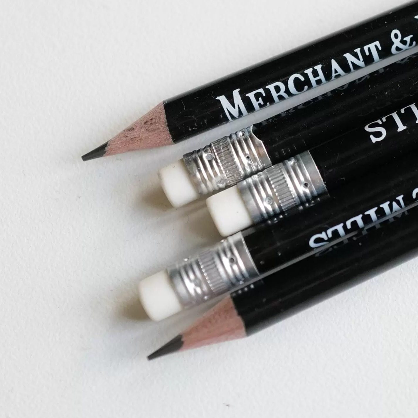 黑笔杆白品牌印字铅笔