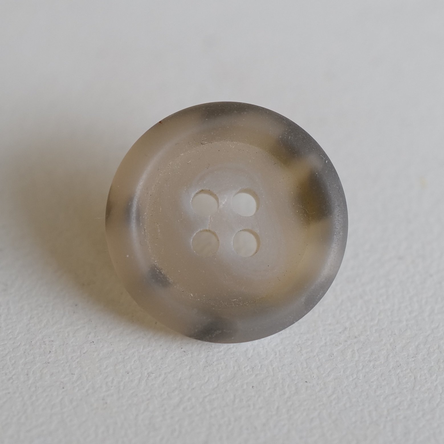 磨砂浅灰底深灰斑块环保纽扣