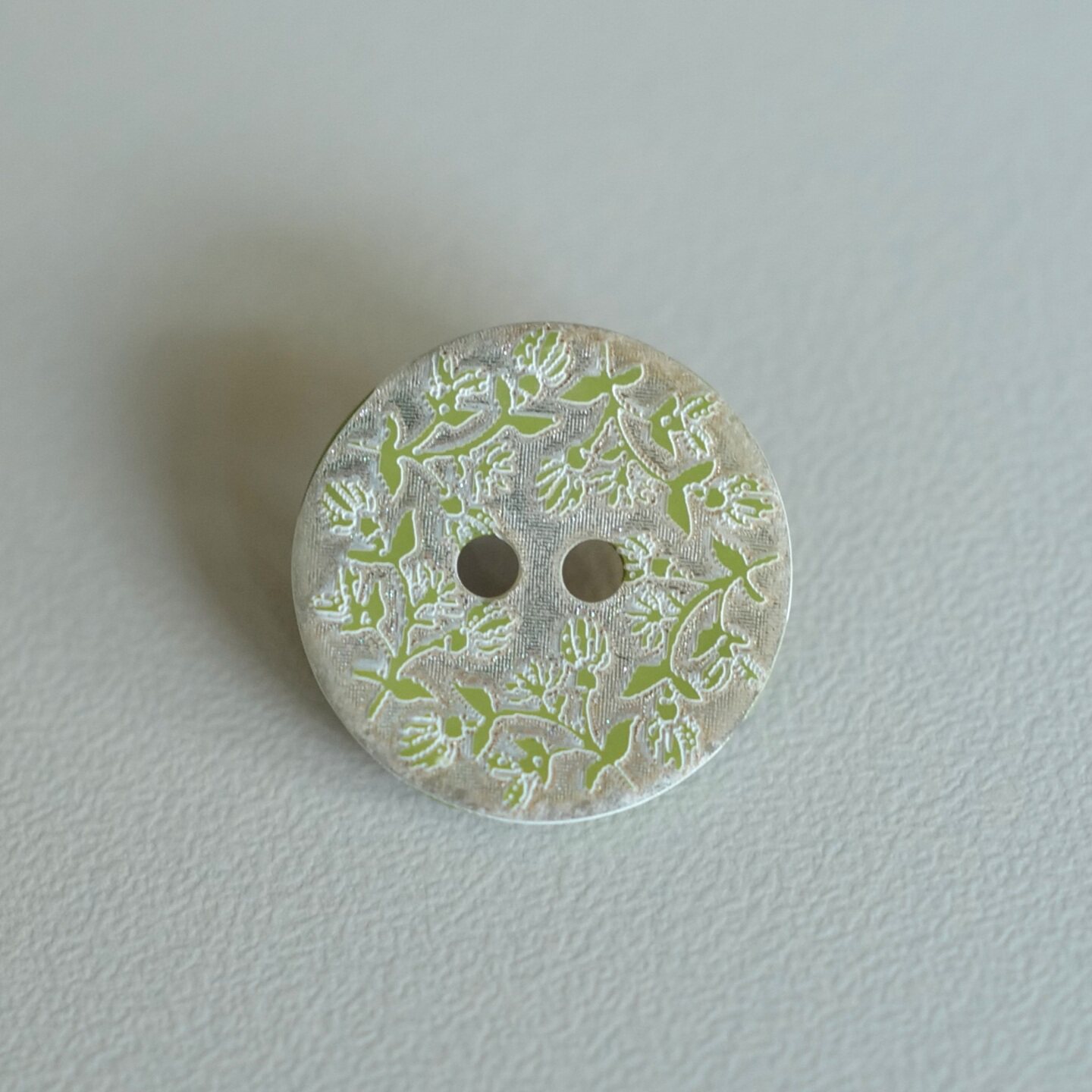 14mm一颗价英国Textile Garden自然贝壳底色嫩草绿色凸出花纹纽扣