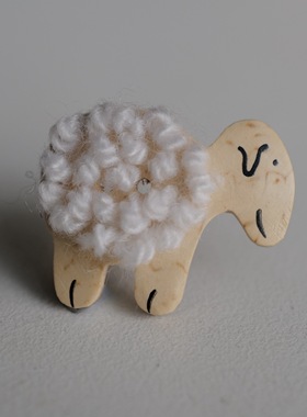 大约29mmx23mm一颗价德国JIM手工椰壳白色羊毛穿线小羊造型纽扣