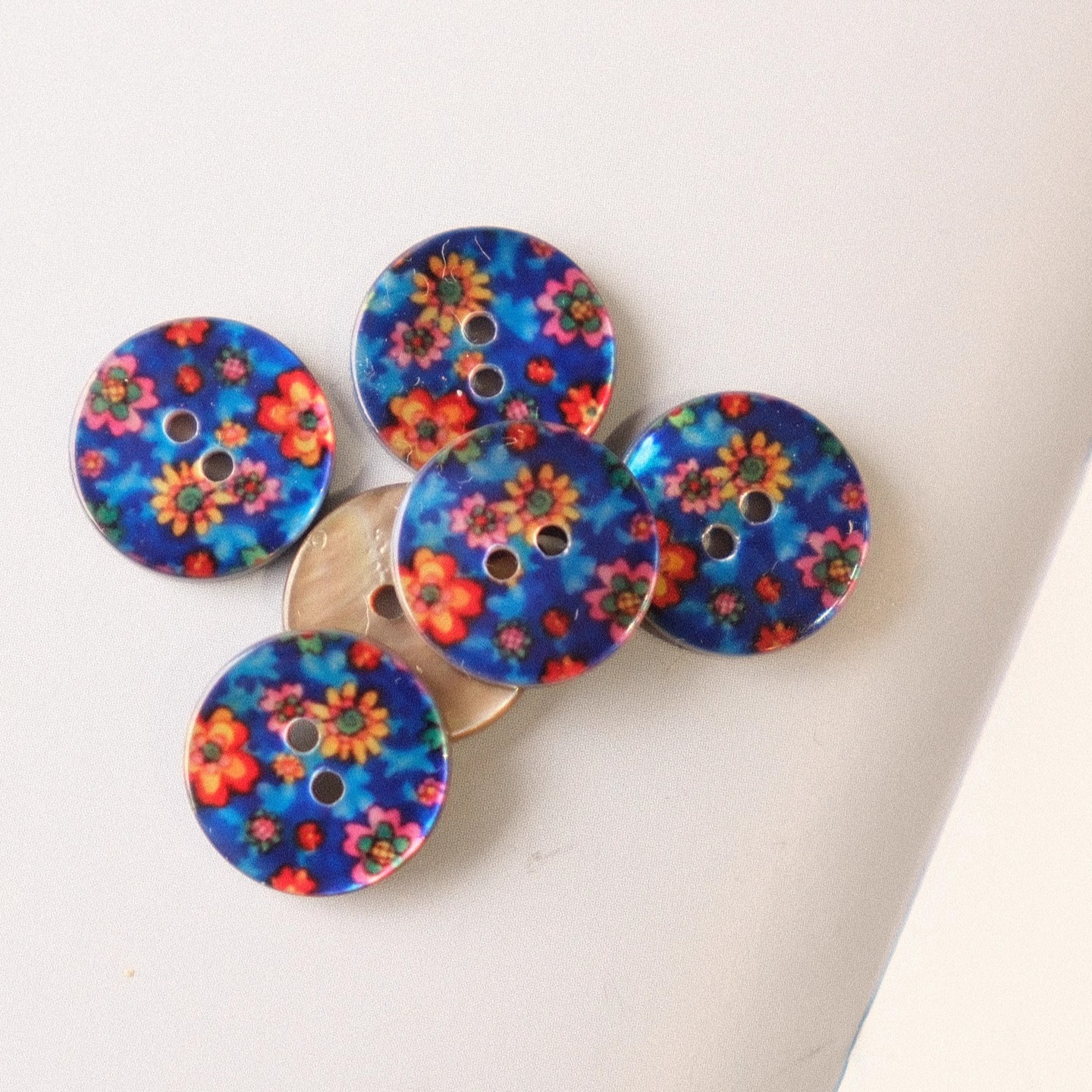 蓝底橘粉色花朵珍珠母贝纽扣