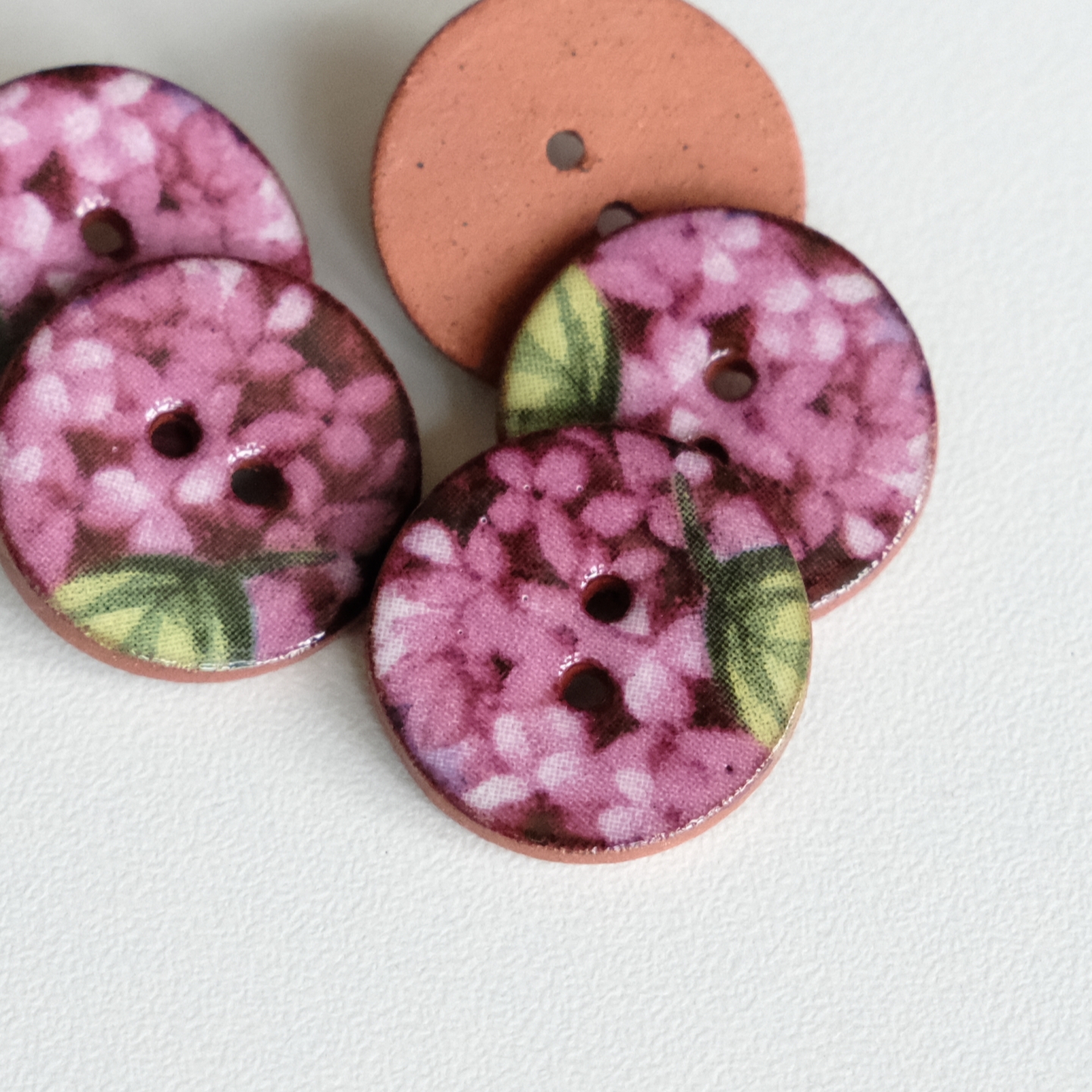 深浅粉色绣球图手工陶瓷纽扣