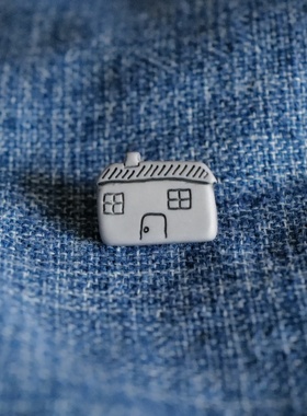 14mmx11mm一颗价英国Textile Garden灰色带烟囱小房屋纽扣