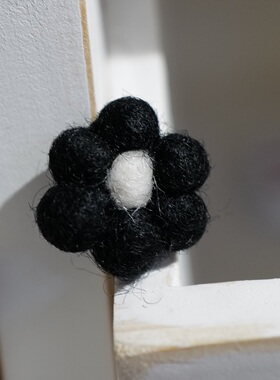 25mm 一个价格 德国JIM羊毛毡优雅黑色花瓣白色花蕊装饰件