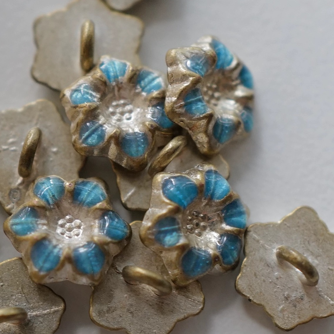 松石蓝花瓣金属旧银色花朵纽扣