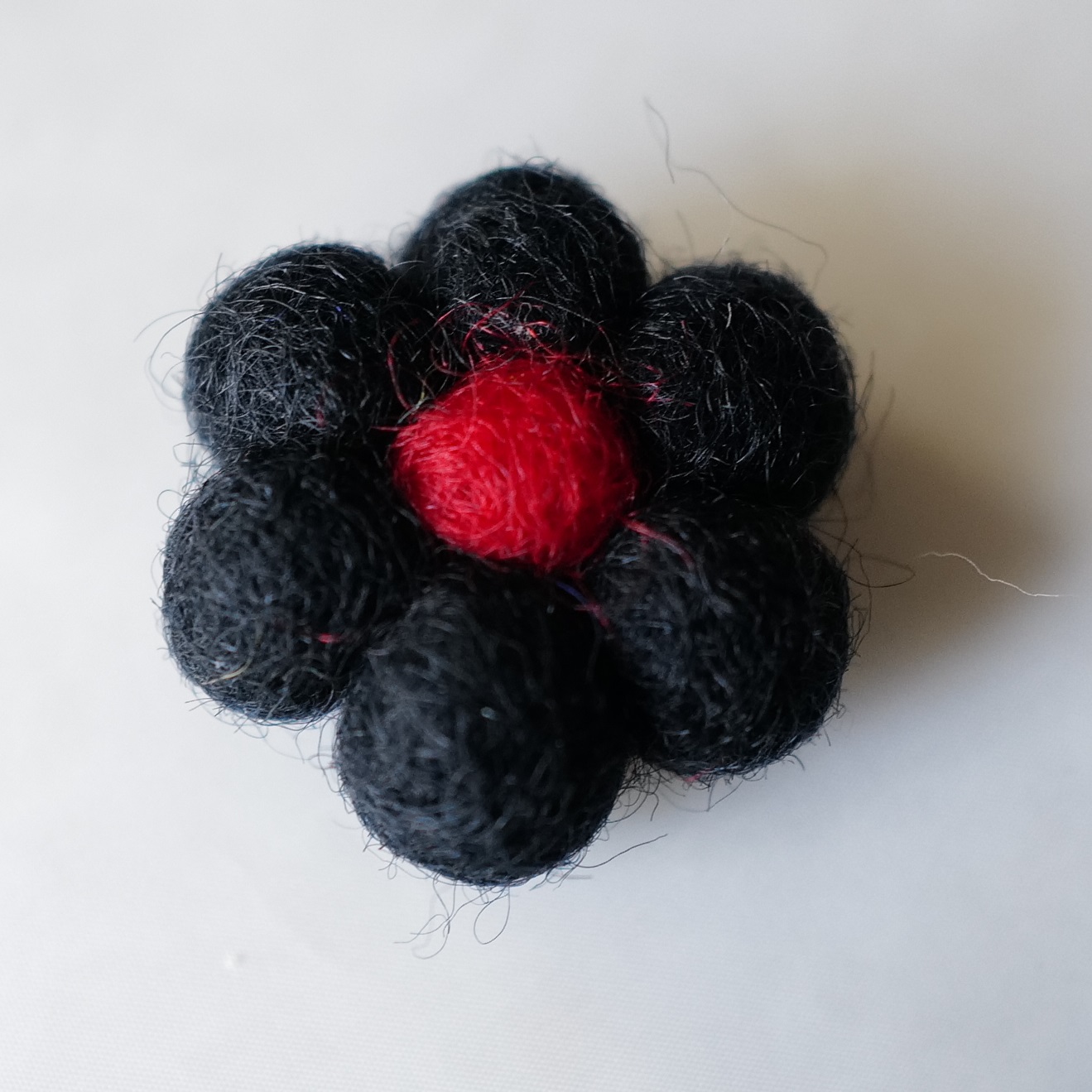 羊毛毡黑色花瓣红色花蕊装饰件