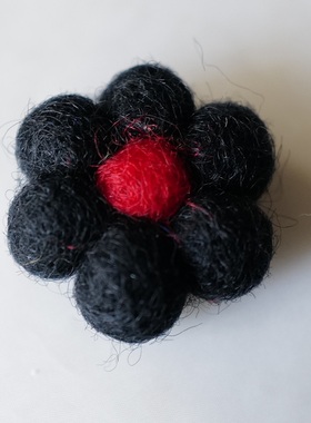 25mm 一个价格 德国JIM羊毛毡黑色花瓣红色花蕊装饰件