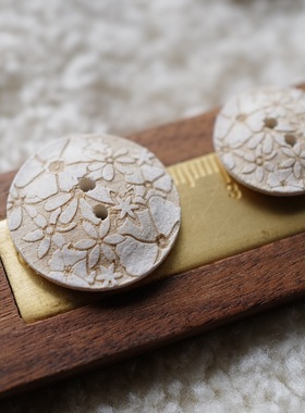 18mm23mm1颗价英国Textile Garden花朵刻纹仿椰壳可再生材料纽扣
