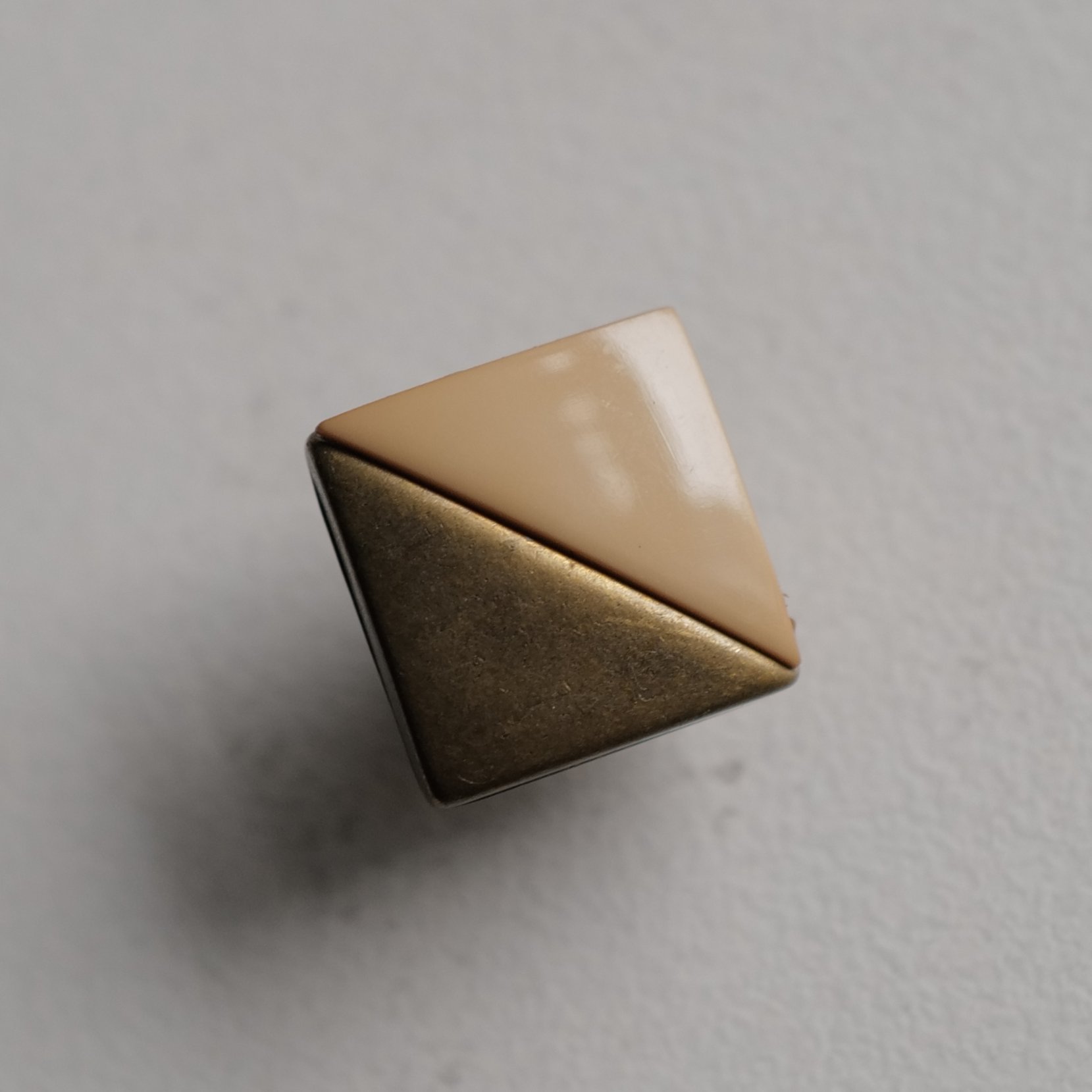 青铜皮革色对绞三角ABS方形纽扣