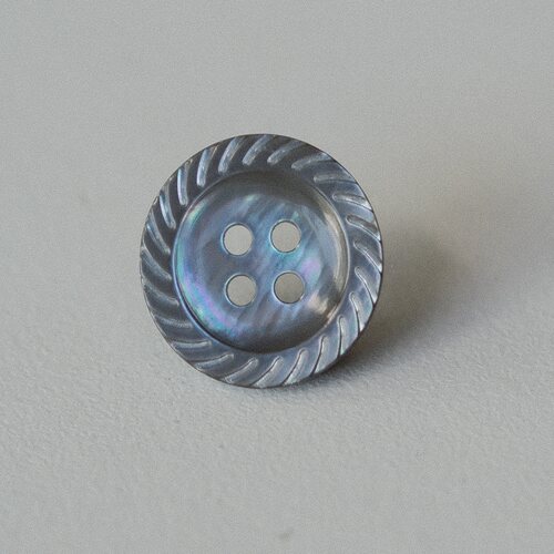 烟熏灰厚贝壳螺纹凸边纽扣