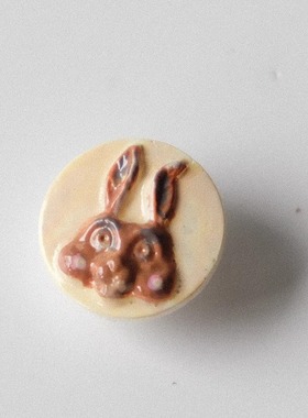 F色REMAKE13mm仅一颗价德国VINTAGE奶黄底棕野兔肖像浮雕玻璃纽扣