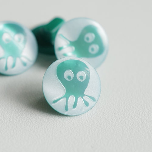 水光感白底粉有眼睛的绿章鱼纽扣
