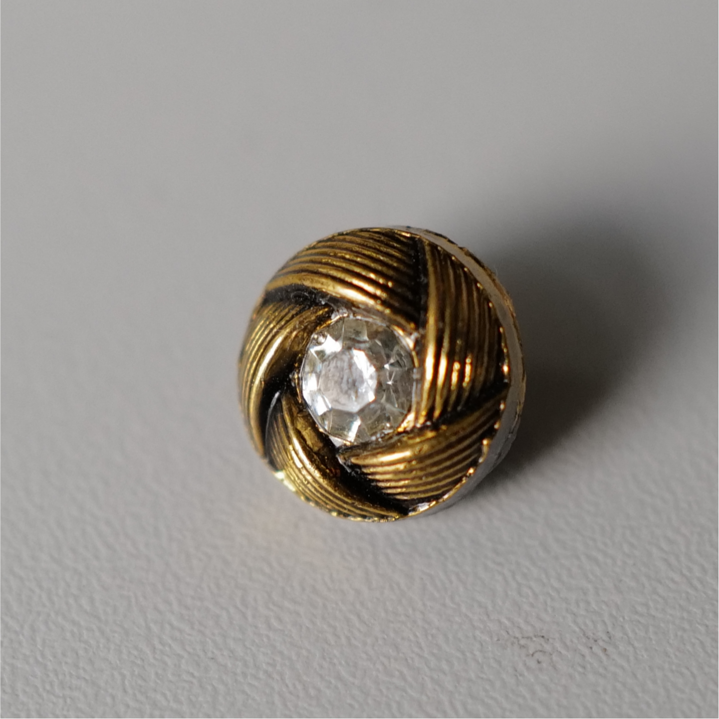 11mm多仅1颗德国VINTAGE Art Deco莱茵石缎面旋纹暗金色玻璃纽扣