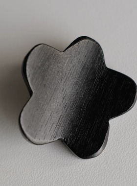 28mm一颗价德国JIM两边翘起黑色木质立体花朵造型纽扣