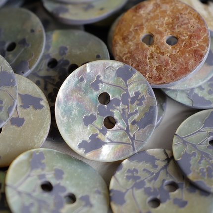 18mm一颗价格英国Textile Garden银底灰紫色枝叶贝壳纽扣
