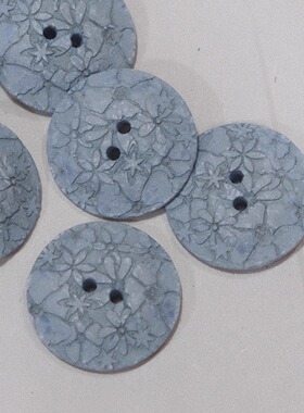 23mm一颗价英国Textile Garden花朵刻纹仿椰壳可再生材料灰蓝纽扣