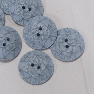 23mm一颗价英国Textile Garden花朵刻纹仿椰壳可再生材料灰蓝纽扣
