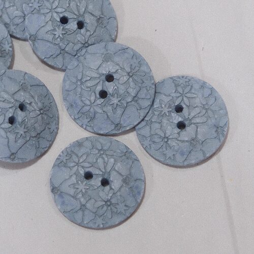 花朵刻纹仿椰壳可再生料灰蓝纽扣