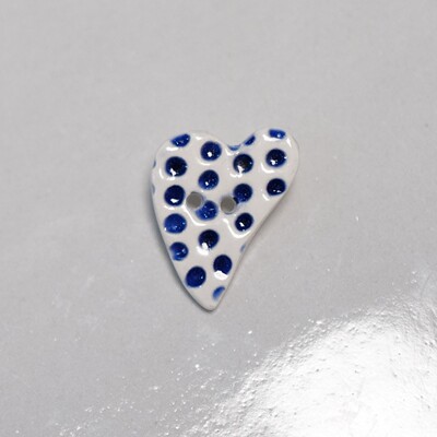 16mm宽一颗价英国Stockwell蓝色内凹波点扭了一下的爱心陶瓷纽扣