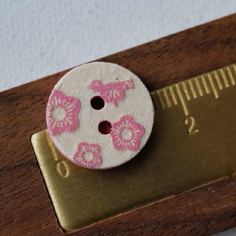 15mm1颗价格英国textile garden粉色花朵小鸟原色背景仿椰壳纽扣