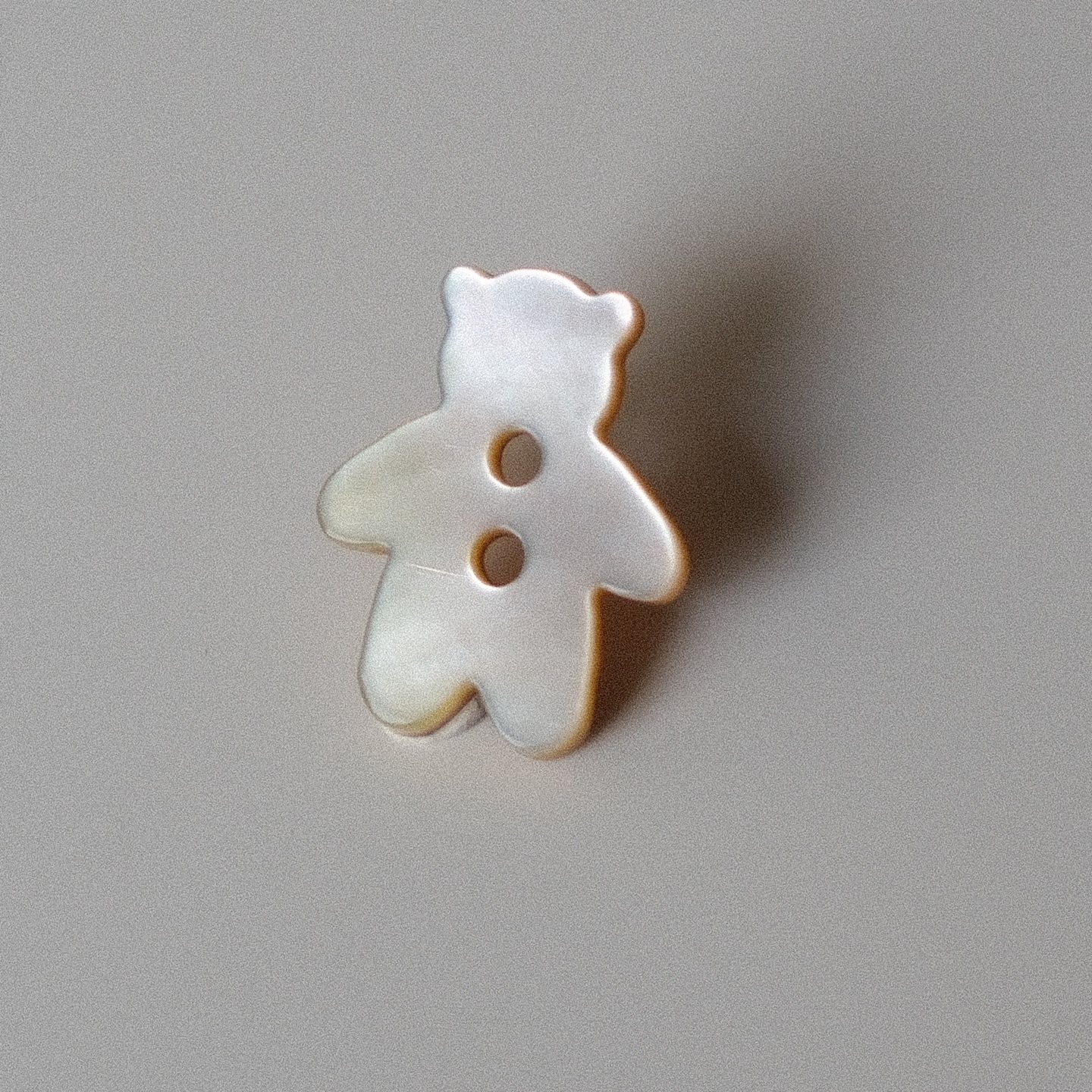 14mm&times;17mm一颗价德国JIM自然珍珠母材质小熊轮廓纽扣