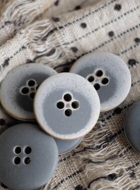 20mm一颗价英国Textile Garden重利用牛角材料渐变灰色纽扣