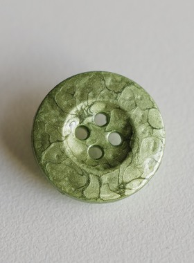20mm一颗价英国Textile Garden草绿色珠光捶打纹理光亮表面纽扣