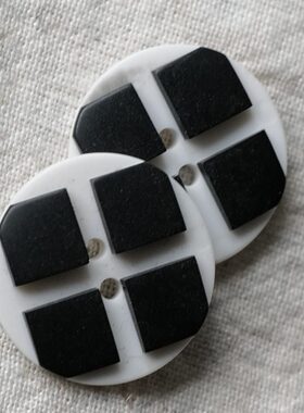 25mm1颗价格英国Textile Garden怀旧白底凸出黑色方块纽扣
