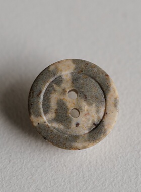 15mm1颗价英国Textile Garden米色底灰色色块再生聚酯纤维纽扣