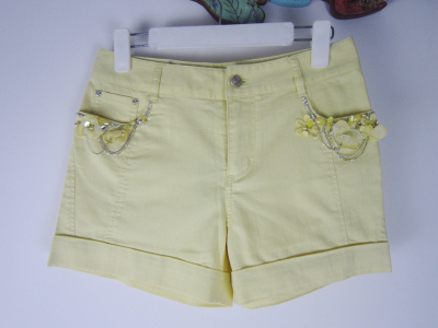 粉红玛琍绣花三标齐牛仔短裤标齐