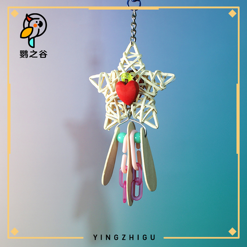 鹦之谷鹦鹉啃咬玩具鸟笼装饰