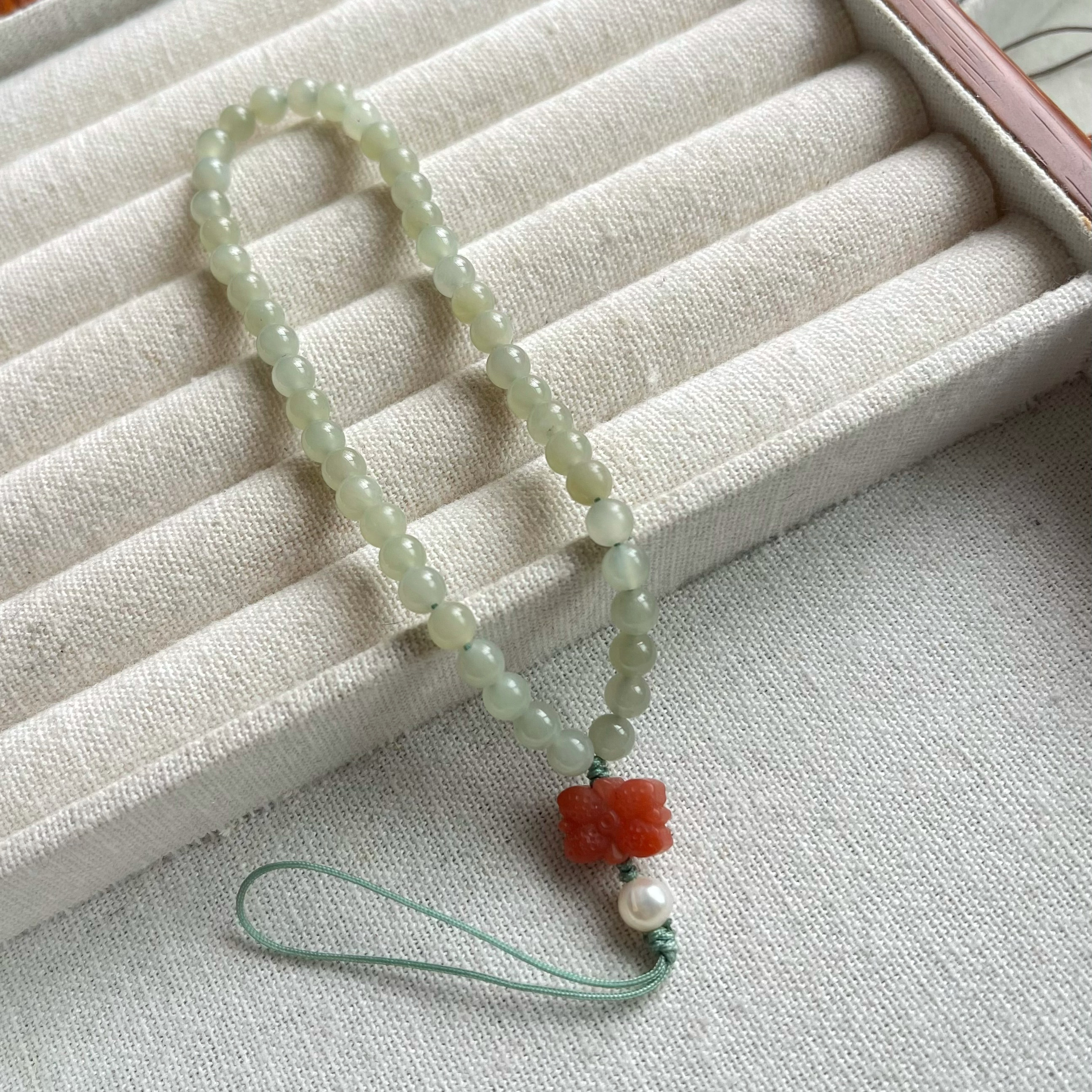 亏本捡天然和田玉手机腕链配南红玛瑙手机链挂链南红蝴蝶结珍珠