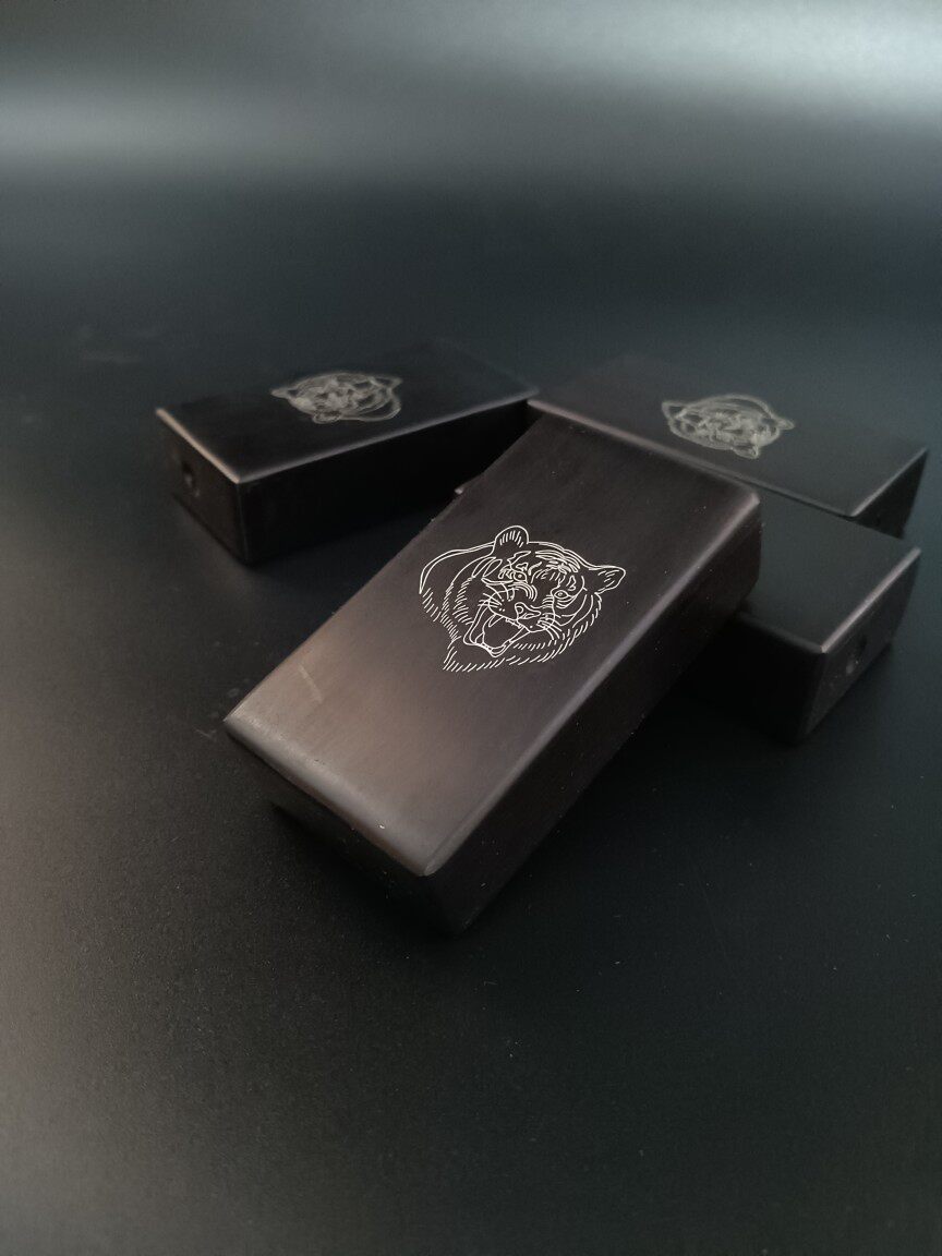紫光檀红木嵌银手工老虎烟盒