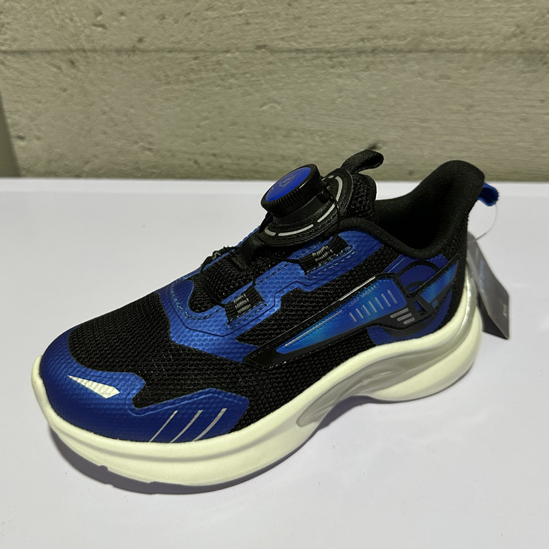 特步儿童旋转纽扣运动男跑鞋