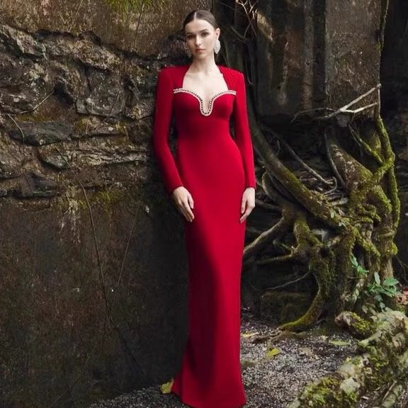 越南设计师优雅气质红色方领长袖宴会晚礼服重工钉钻修身连衣裙