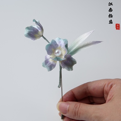 原创鸢尾花胸针非遗绒花