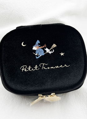 petit trouver 小女巫刺绣黑色丽丝绒小方包 补妆包 杂物收纳包
