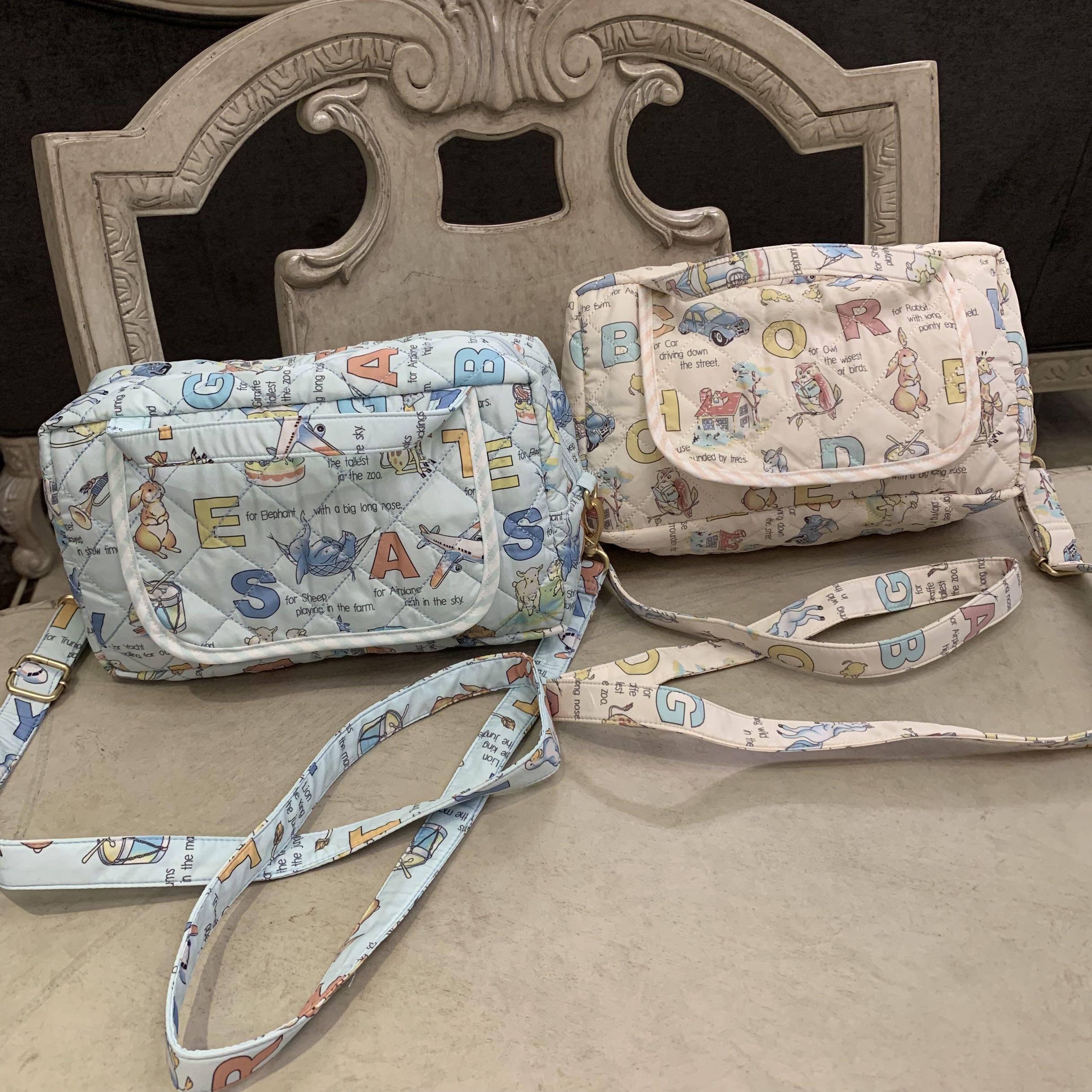 可爱卡通萌动字母印花防水布艺尿不湿收纳包小提包可斜肩小妈咪包