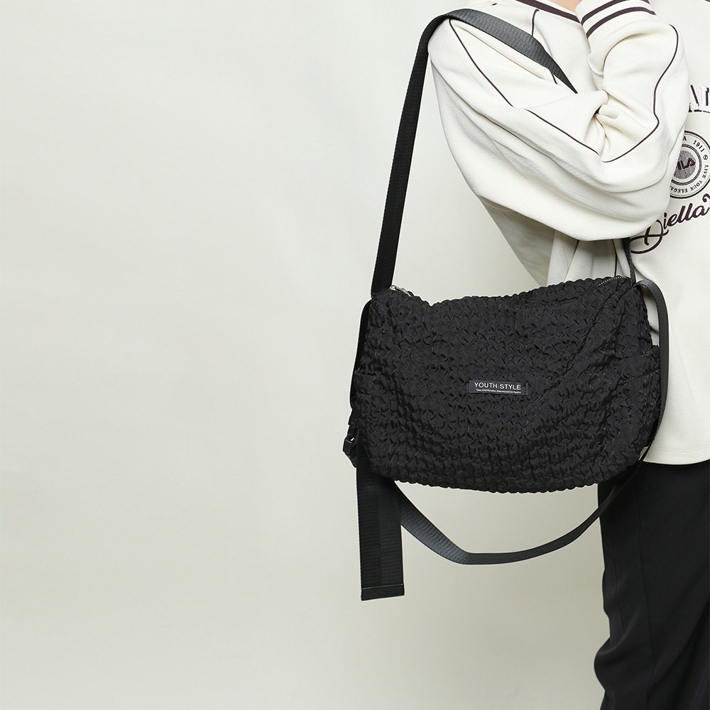 2025春季新款皱褶白色包包女 时尚百搭休闲圆通包横款枕头斜挎包C