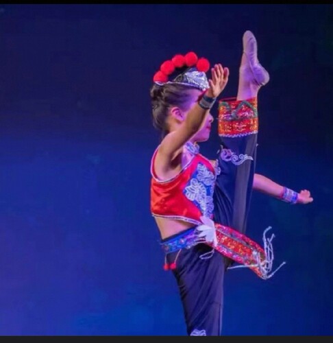 红蜻蜓舞蹈苗彝族民族桃李杯荞麦花开演出土家女儿公鸡帽彝族头饰