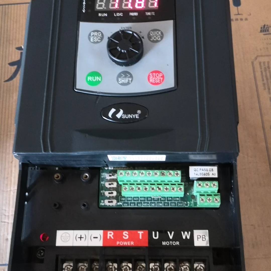 日业变频器CM530-A4T7R5GB/9R0PB议价 维修！！！