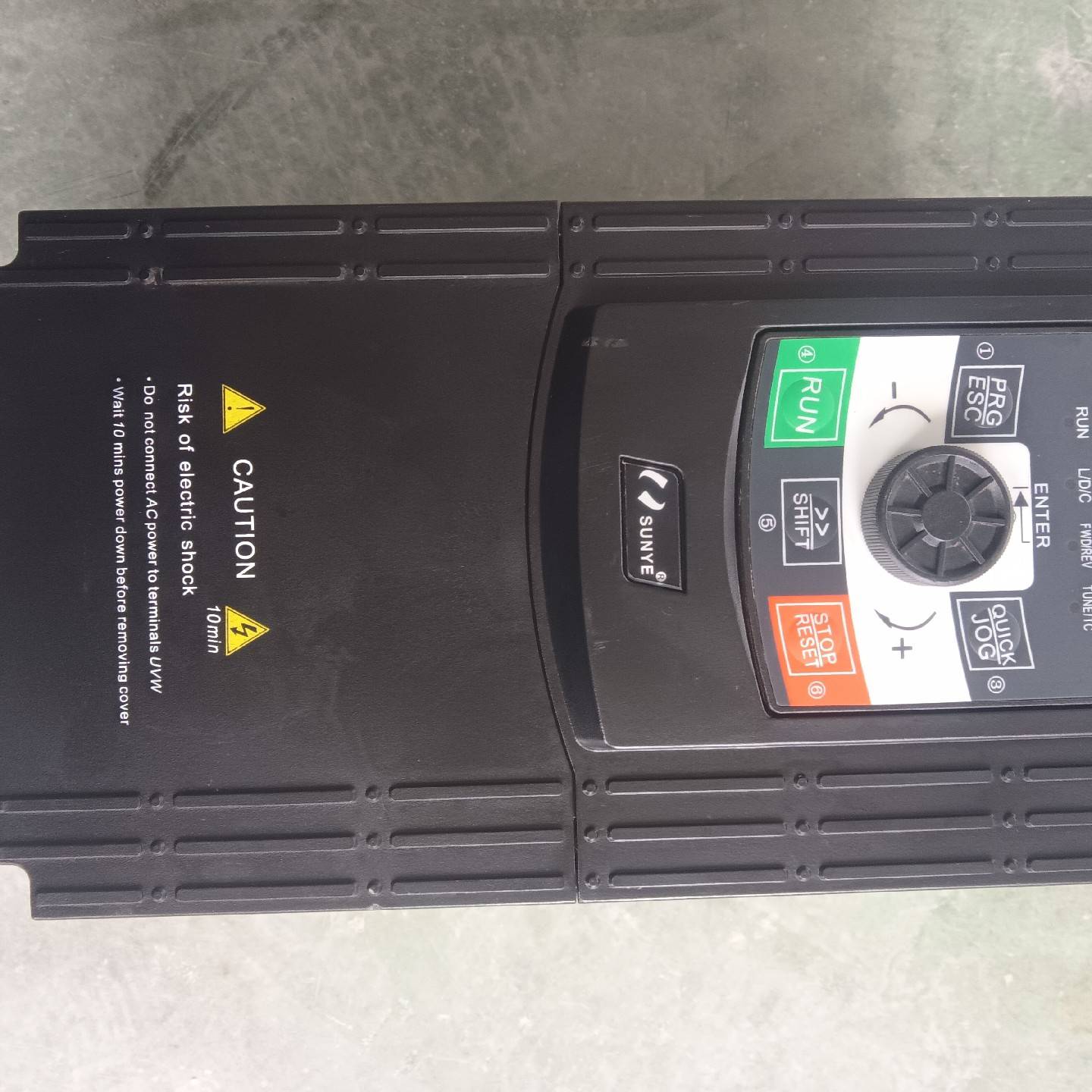 日业变频器CM530H-4T7R5GB/9R0PB 议价 维修！！！