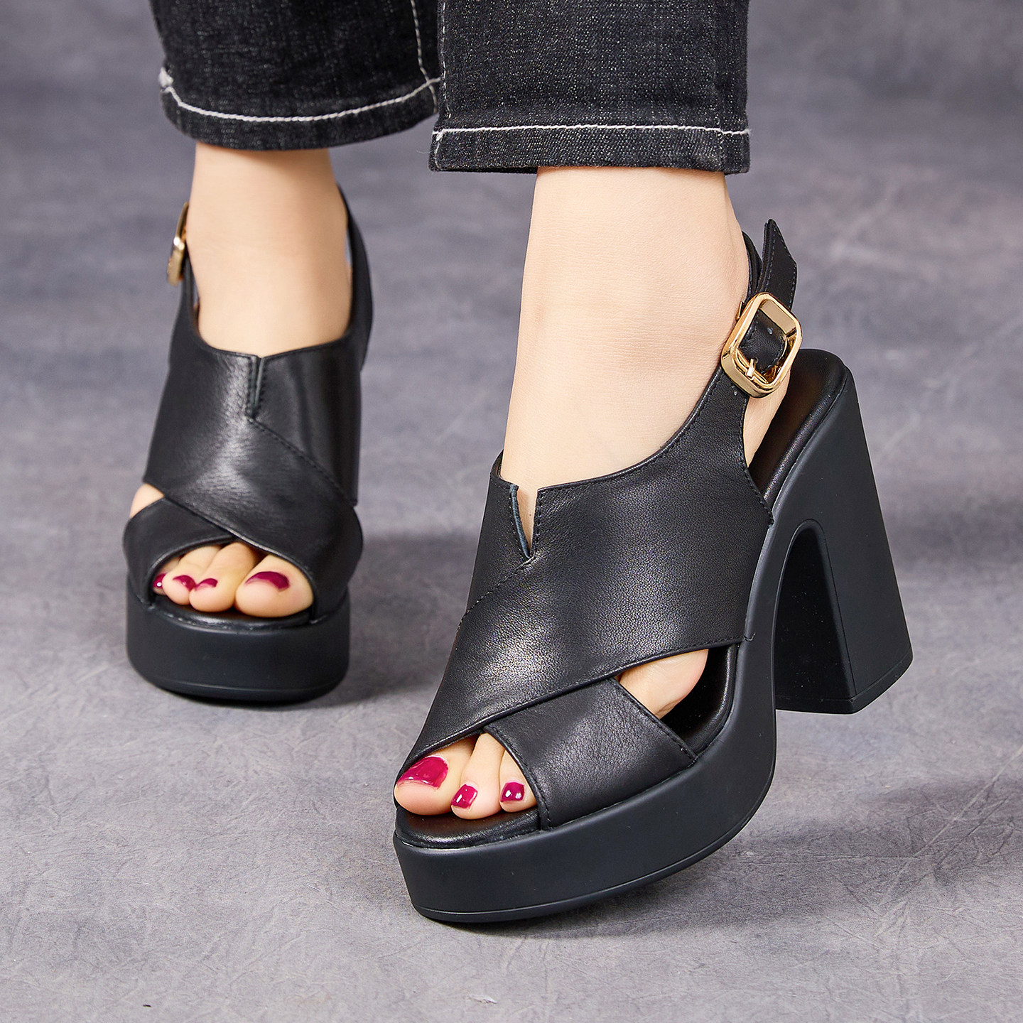 2026春夏欧美风黑色真皮罗马鱼嘴凉鞋女粗跟厚底鱼嘴搭扣超高跟鞋