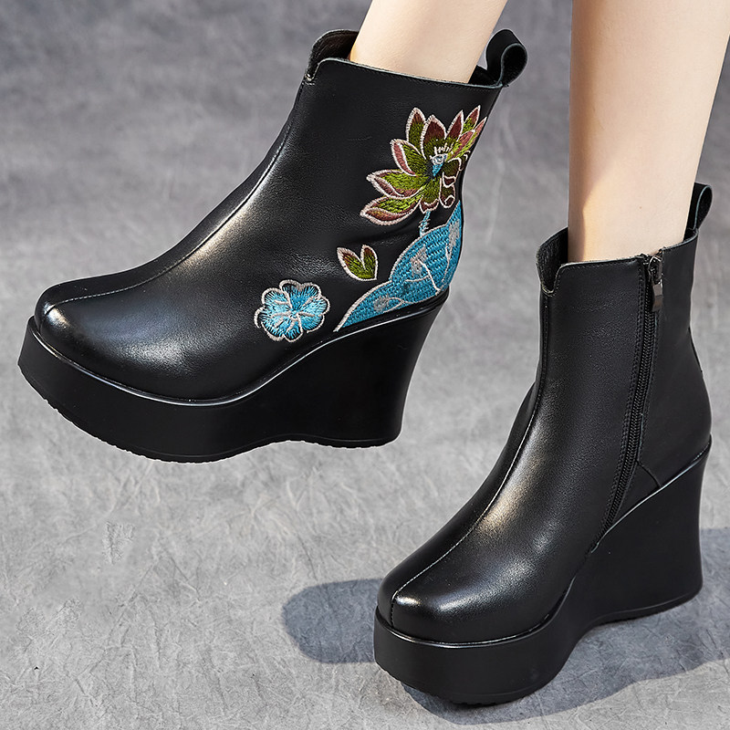 2025秋冬季新款坡高跟厚底刺绣花民族风短筒侧拉链气质真皮女棉靴