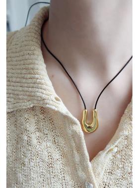 日系INS小众复古张悦儿潮酷时髦黑色皮绳不规则U型马蹄项链毛衣链