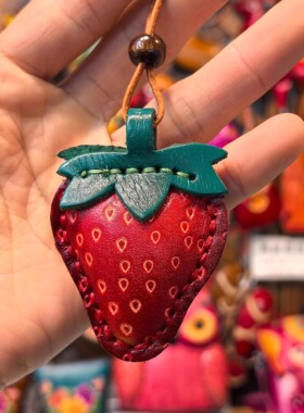 头层牛皮草莓包包挂件真皮手工包挂ins风行李箱吊牌皮牌包包挂饰