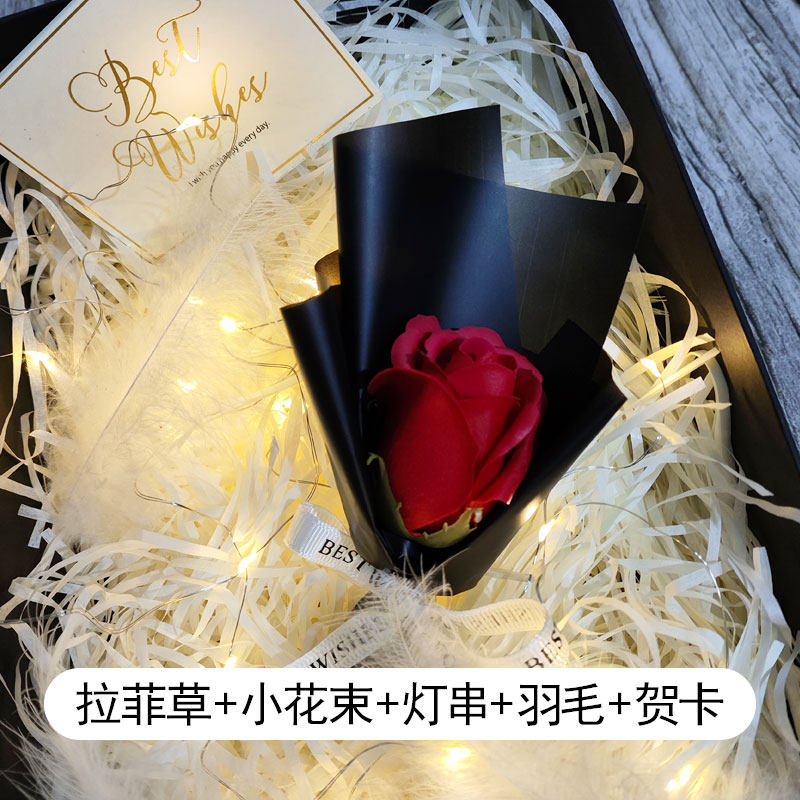 玫瑰小花束拉菲草填充物灯串羽毛